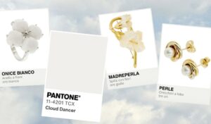 Foto articolo di blog: gioielli oro con il colore Pantone dell'anno 2026 Cloud Dancer (bianco)