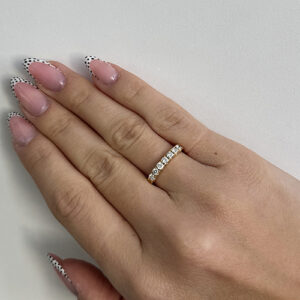 Foto gioiello indossata: anello riviere in oro giallo con diamanti