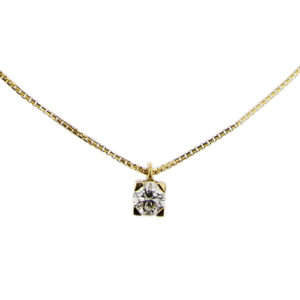 Collana punto luce quadrato, maglia veneta in oro giallo 18kt con diamante rotondo taglio brillante da 0,40 ct - colore FG e purezza SI ; lunghezza regolabile e chiusura a moschettone.