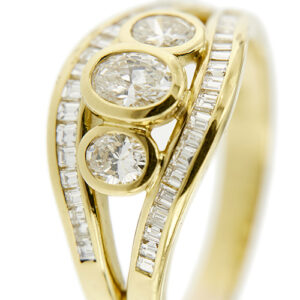 zoom dettaglio diamanti su anello a fascia trilogy in oro giallo