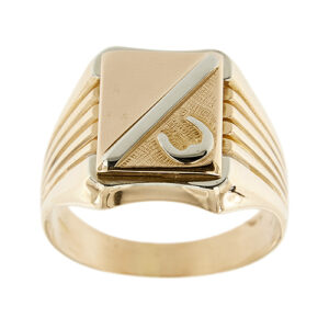 Anello uomo oversize a scudo rettangolare in oro rosa e oro bianco 18kt con ferro di cavallo per portafortuna, gambo con lavorazione a righe.