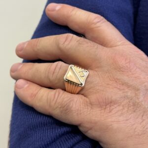 Foto gioiello indossata: anello a scudo da uomo portafortuna con ferro di cavallo in due ori