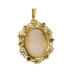 Ciondolo spilla ovale in oro giallo 18kt con lavorazione floreale traforata e al centro un cammeo raffigurante una donna di profilo con capelli raccolti.