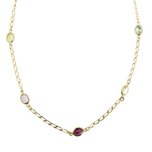 Collana girocollo maglia cheval in oro giallo 18kt con 8 pietre colorate ovali: (2 granati, 2 olivine, 2 quarzi citrini, 1 ametista e 1 topazio), chiusura a moschettone.