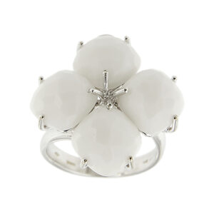 Anello a fiore in oro bianco 18kt con 4 onici bianchi quadrati e sfaccettati.