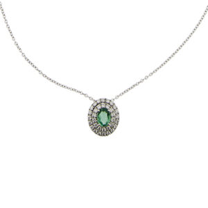 Collana maglia rolò in oro bianco 18kt e ciondolo con smeraldo ovale da 0,25 ct e intorno due file di diamanti taglio brillante: 34 da 0,01 ct cad., totale 0,34 ct - colore FG e purezza VS; chiusura a moschettone. Brand: Salvini.