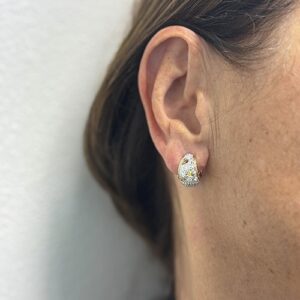 Foto gioiello indossata: orecchini a lobo a cerchio in due ori con diamanti e zaffiri gialli brand Pomellato