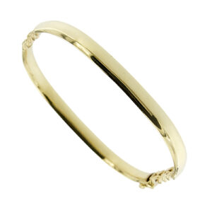 Bracciale rigido in oro giallo 18kt con due inserti ai lati in maglia grumetta; chiusura a scomparsa e sicura.