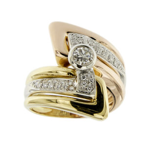 Anello a fascia contrarié 3 ori, oro giallo, bianco e rosa 18kt con 4 diamanti taglio brillante: 1 da 0,22 ct - colore FG e purezza SI ; e 33 diamanti da 0,01 ct cad. - colore FG e purezza VS, totale 0,55 ct.