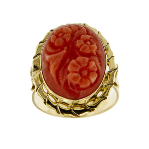 Anello in oro giallo 18kt con cammeo ovale floreale su corallo rosso.