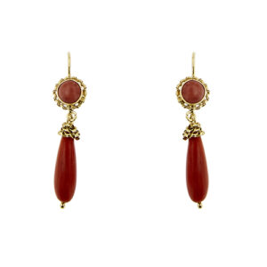 Orecchini pendenti in oro giallo 18kt con coralli rossi: 2 rotondi taglio cabochon e 2 a goccia, lavorazione con fili d'oro attorcigliati, chiusura ad amo.