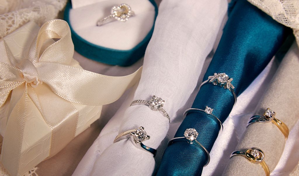 Foto banner home: anelli di fidanzamento in oro giallo e in oro bianco con diamanti