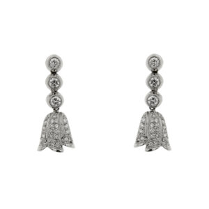 Orecchini pendenti in oro bianco 18kt con 48 diamanti taglio brillante: 6 da 0.08 ct cad. e 42 da 0.01 ct cad., totale 0.90 ct - colore FG e purezza VS ; chiusura a perno con farfalla.