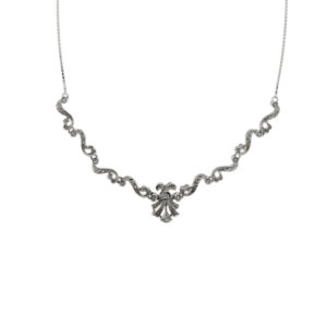 Collana maglia veneta in oro bianco 18kt con centrale a volute e fiocco, impreziosito da 12 diamanti taglio huit-huit: 10 da 0.02 ct cad., e 2 da 0.01 ct cad., totale 0.22 ct colore FG e purezza VS ; chiusura ad amo.