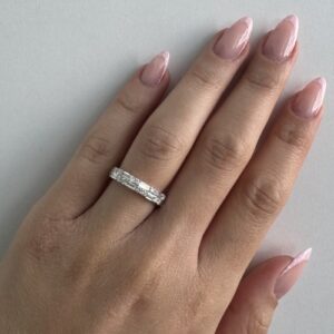 Foto gioiello indossata: anello riviere in oro bianco con diamanti taglio baguette e brillante