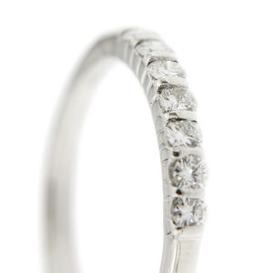 zoom dettaglio diamanti su anello oro bianco