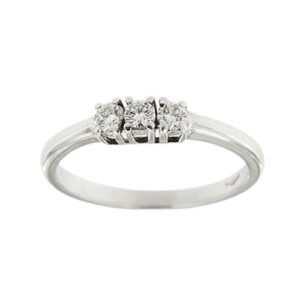Anello trilogy in oro bianco 18kt con 3 diamanti taglio brillante da 0,06 ct cad., totale 0,18 ct, colore FG - purezza VS.
