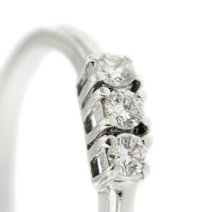 zoom dettaglio diamanti su anello in oro bianco trilogy