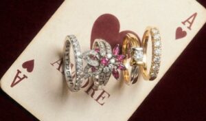 Foto articolo di blog: gioielli in oro per San Valentino con carte gioco "Amore"