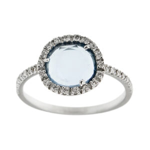 Anello in oro bianco 18kt con topazio ovale sfaccettato e intorno sul gambo 30 diamanti taglio brillante da 0,005 ct cad.; totale 0,15 ct, colore FG - purezza VS.