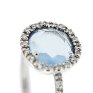 zoom dettaglio oro bianco con topazio e diamanti