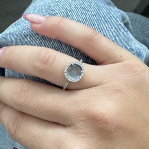 Foto gioiello indossata: anello in oro bianco con topazio e diamantini