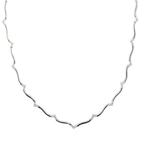 Collier a segmenti semirigido in oro bianco 18kt con 39 diamanti taglio brillante da 0,01 ct cad., totale 0,39 ct - colore FG e purezza VS; chiusura a cassetto e sicura.