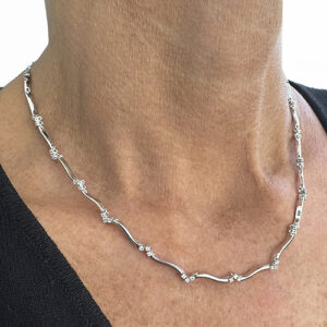 Foto gioiello indossata: collana in oro bianco a segmenti con diamanti