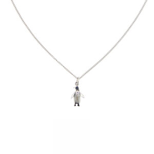 Collana maglia grumette fitta in oro bianco 18kt con ciondolo pinguino Dodo e diamante taglio brillante da 0,02 ct, chiusura a moschettone con targhettina e il logo; significato/messaggio: "INNAMORATO PAZZO". Brand: Dodo.