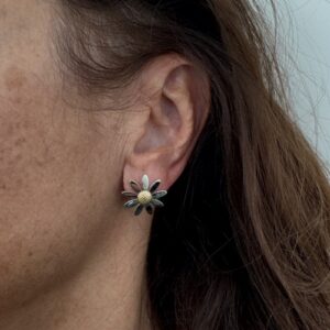 Foto gioiello indossata: orecchini a lobo margherite in due ori (oro bianco e oro giallo) 18kt, brand: Aprile