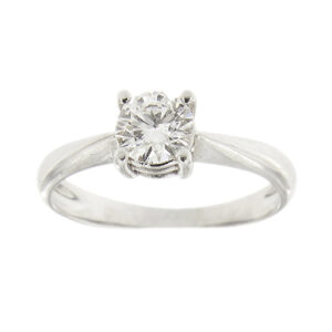 Anello solitario in oro bianco 18kt con diamante taglio brillante da 0,50 ct, colore F - purezza SI2, con certificato GIA e incisione laser sulla cintura.