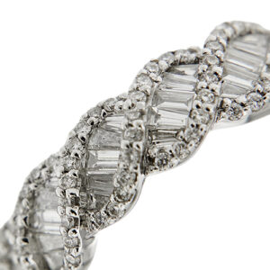 zoom dettaglio diamanti anello riviere oro