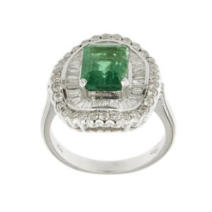 Anello halo in oro bianco 18kt con smeraldo rettangolare centrale da 2,30 ct e 64 diamanti: 32 taglio brillante da 0,02 ct cad. e 32 taglio baguette da 0,02 ct cad., totale 1,28 ct - colore FG e purezza VS.