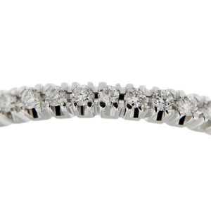 zoom diamanti su anello eternelle oro bianco e diamanti
