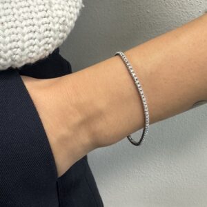 Foto gioiello indossata: bracciale tennis in oro bianco con diamanti