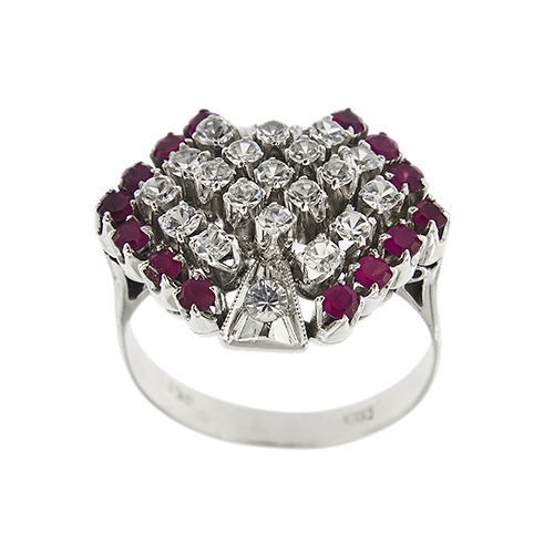 Anello esagonale in oro bianco 18kt con 14 rubini da 0,05 ct cad. totale 0,70 ct e 21 diamanti: 2 taglio brillante da 0,05 ct cad., 10 taglio huit huit da 0,05 ct cad. e 9 taglio huit huit da 0,03 ct cad., totale 0,87 ct - colore GH e purezza VS.