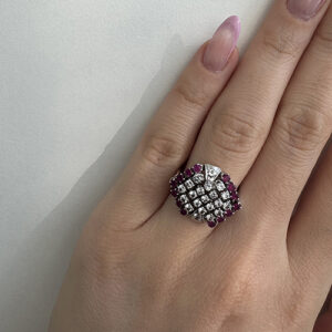 Foto gioiello indossata: anello in oro bianco a rombo con diamanti e rubini