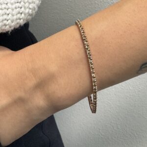 Foto gioiello indossata: bracciale in oro rosa con diamanti fancy