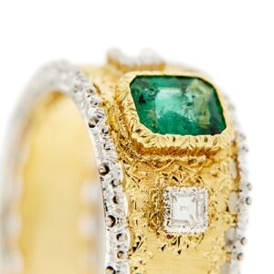 zoom dettaglio smeraldo e diamanti su anello Buccellati in oro