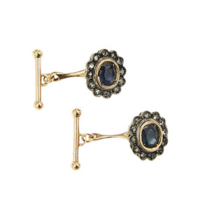 Coppia di gemelli a fiore in oro rosa 14kt con 2 zaffiri ovali da 1 ct cad. e intorno 24 diamanti taglio rosette da 0,01 ct cad., totale 0,24 ct.