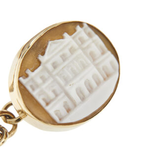 zoom dettaglio Teatro Scala Milano su cammeo di gemelli in oro