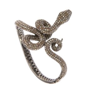 Bracciale rigido in oro bianco 18kt con serpente impreziosito da 520 diamanti taglio brillante da 0.02 ct cad., totale 10.40 ct, mix colore e purezza VS-I.