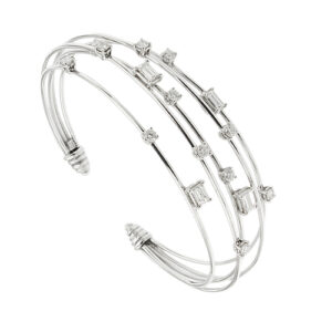 Bracciale bangle multi filo rigido aperto in oro bianco 18kt con 16 diamanti disposti: 4 rettangolari taglio baguette 2 da 0,20 ct cad. e 2 da 0,10 ct cad. e 12 taglio brillante da 0,05 ct cad.; totale 1,20 ct - colore FG e purezza VS.