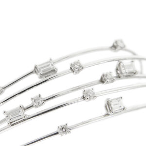 zoom dettaglio diamanti taglio baguette e brillante su bracciale oro bianco