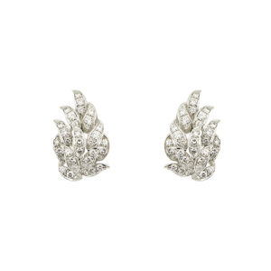 Orecchini a lobo in oro bianco 18kt, motivo a foglie con 72 diamanti taglio brillante: 24 da 0,07 ct cad. e 48 da 0,05 ct cad. totale 4,08 ct - colore FG e purezza VS; chiusura con perno e molla.