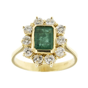 Anello a fiore in oro giallo 18kt con smeraldo rettangolare da 0,75 ct e intorno 10 diamanti taglio brillante da 0,07 ct cad. totale 0,70 ct - colore GH e purezza PI.