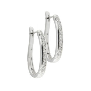 Orecchini a cerchio ovale in oro bianco 18kt con 24 diamanti taglio brillante da 0,01 ct cad., totale 0,24 ct - colore FG e purezza VS; chiusura a scatto.