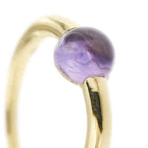 zoom dettaglio ametista su anello in oro giallo