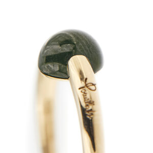 zoom dettaglio tormalina verde profilo su anello in oro rosa Pomellato