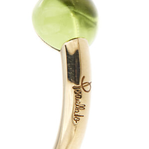 zoom dettaglio incisione brand Pomellato su anello oro rosa con olivina